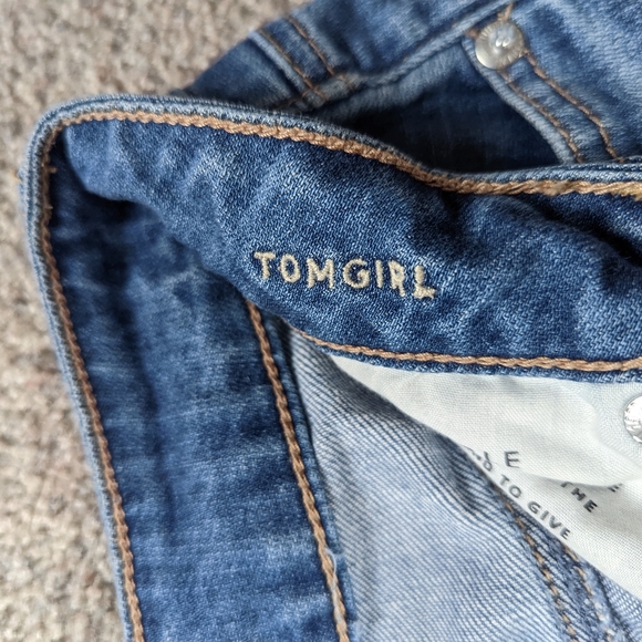 AE Distressed Tomgirl Jeans - Picture 6 of 8